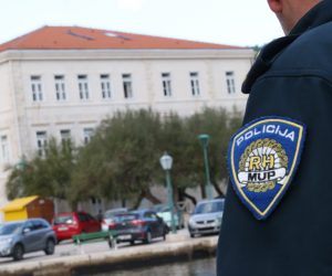 05.11.2018., Pucisca, otok Brac - Ilustracija policije nedaleko zgrade osnovne skole.
Photo: Ivo Cagalj/PIXSELL