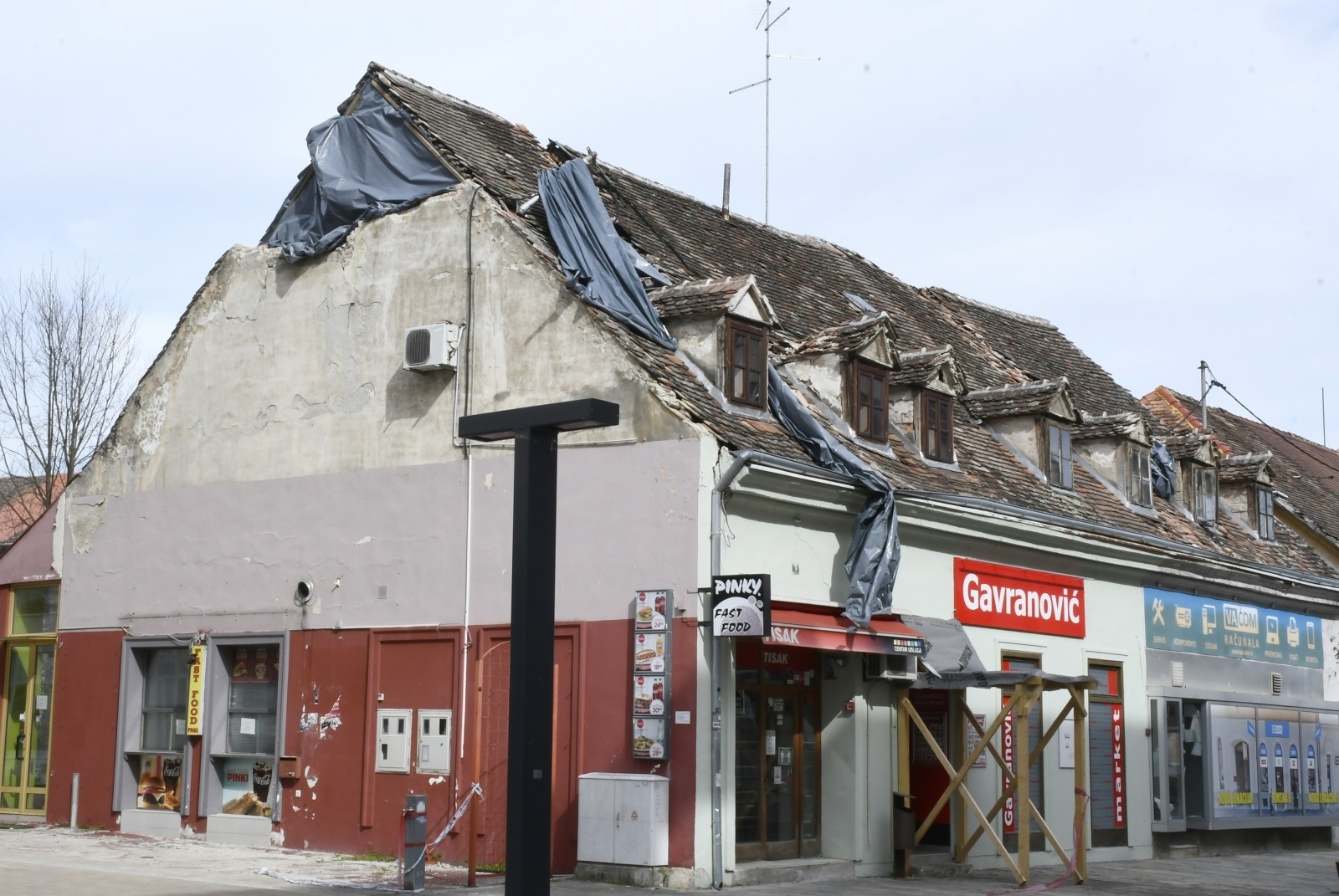 10.04.2021.,Sisak - PVC folije kojima su Siscani prekrili u potresu ostecene krovove tesko izdrzavaju nalete jakog vjetra.
Photo: Nikola Cutuk/PIXSELL