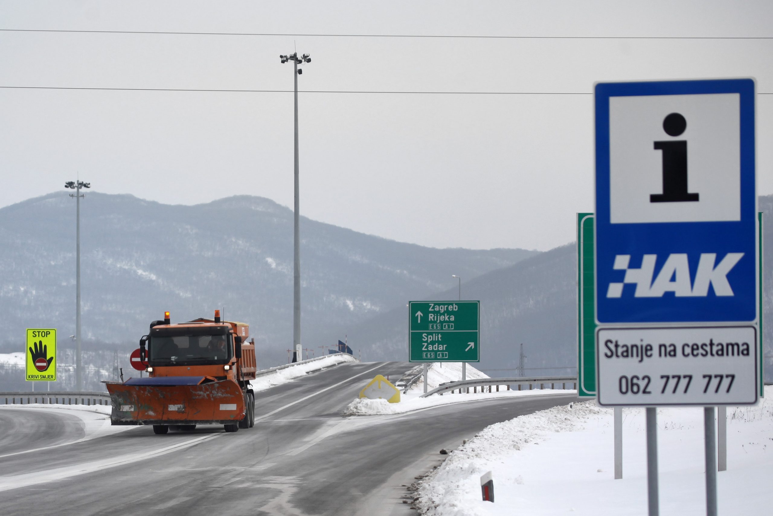 09.02.2012., Zadar - Ralica cisti nanose snijega na Autocesti A1. 
Photo: Filip Brala/PIXSELL