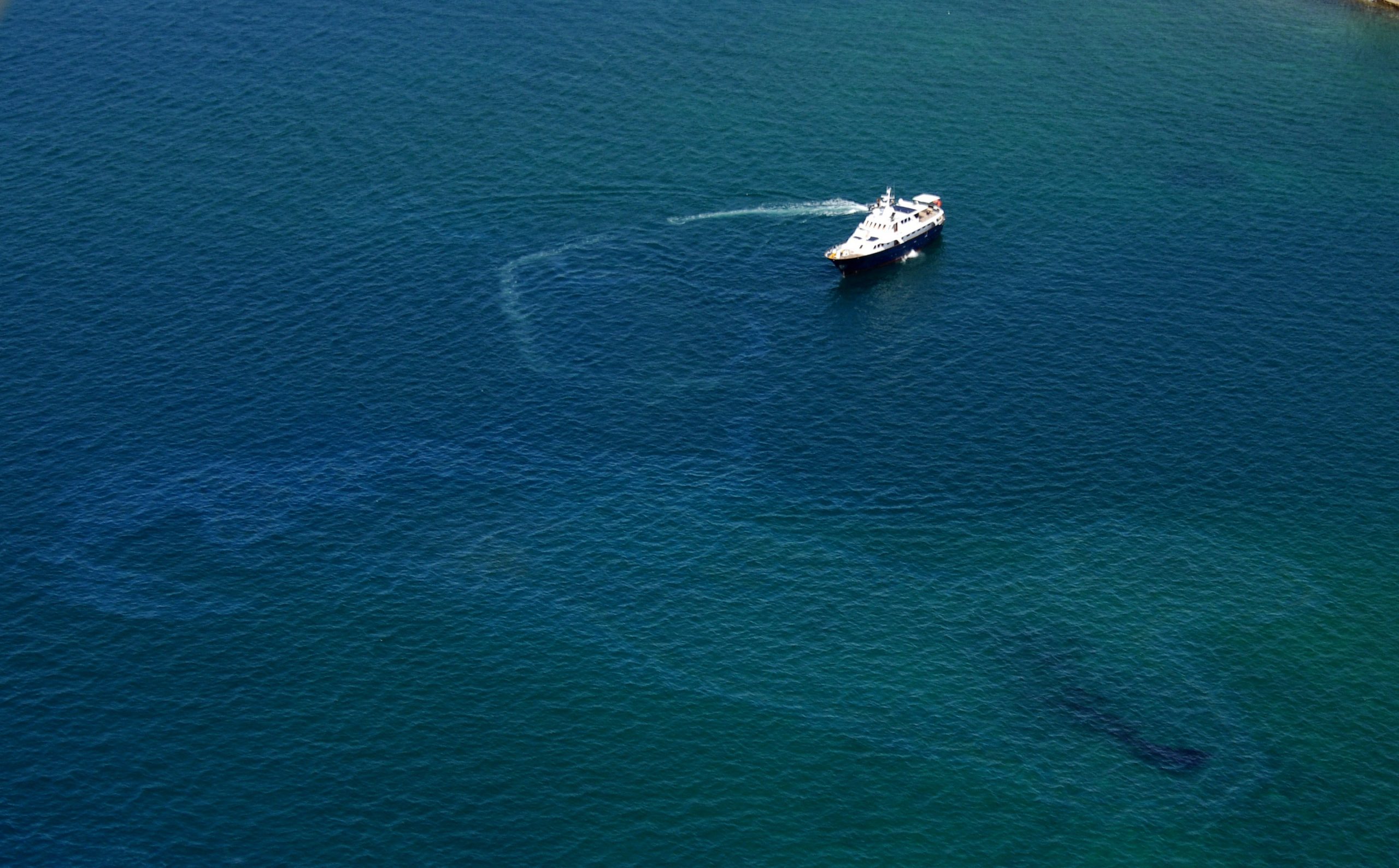 12.08.2012., Zadar - Nepoznato plovilo za sobom je ostavilo naftnu mrlju u zadarskoj luci. 
Photo: Dino Stanin/PIXSELL