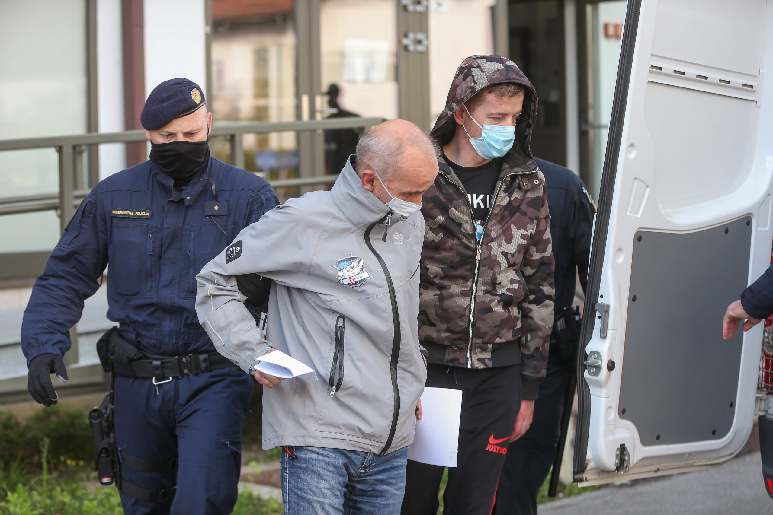 15.04.2021., Velika Gorica - Policija je u Zapresicu uhitila više osoba povezanih s proizvodnjom i preprodajom droge koji su dovedeni na Zupanijski sud u Velikoj Gorici. Photo: Zeljko Lukunic/PIXSELL