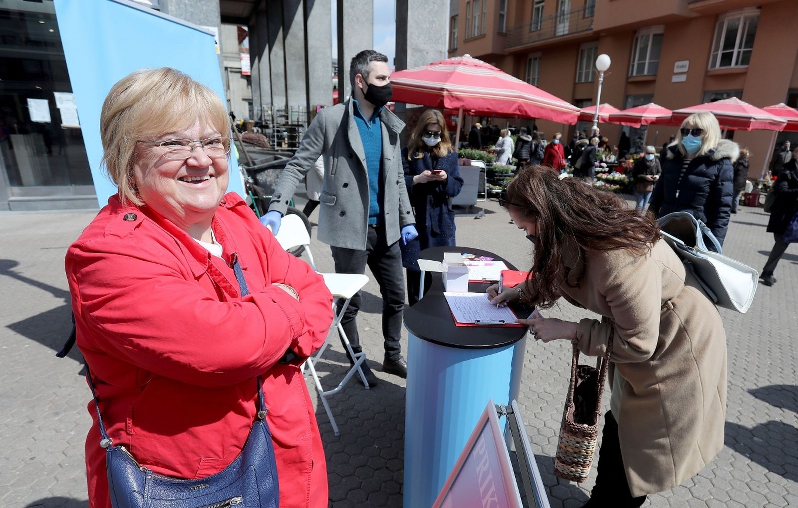16.04.2021., Zagreb - Anka Mrak Taritas pocela je danas na Trgu bana Jalacica prikupljanje potpisa za kandidaturu na lokalnim izborima.
Photo: Patrik Macek/PIXSELL