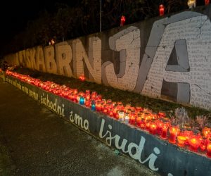 17.11.2020., Zadar - Gradjani su zapalili svijece u Vukovarskoj ulici u spomen na Dan sjecanja na zrtvu Vukovara i Skabrnje u Domovinskom ratu. 
Photo: Dino Stanin/PIXSELL