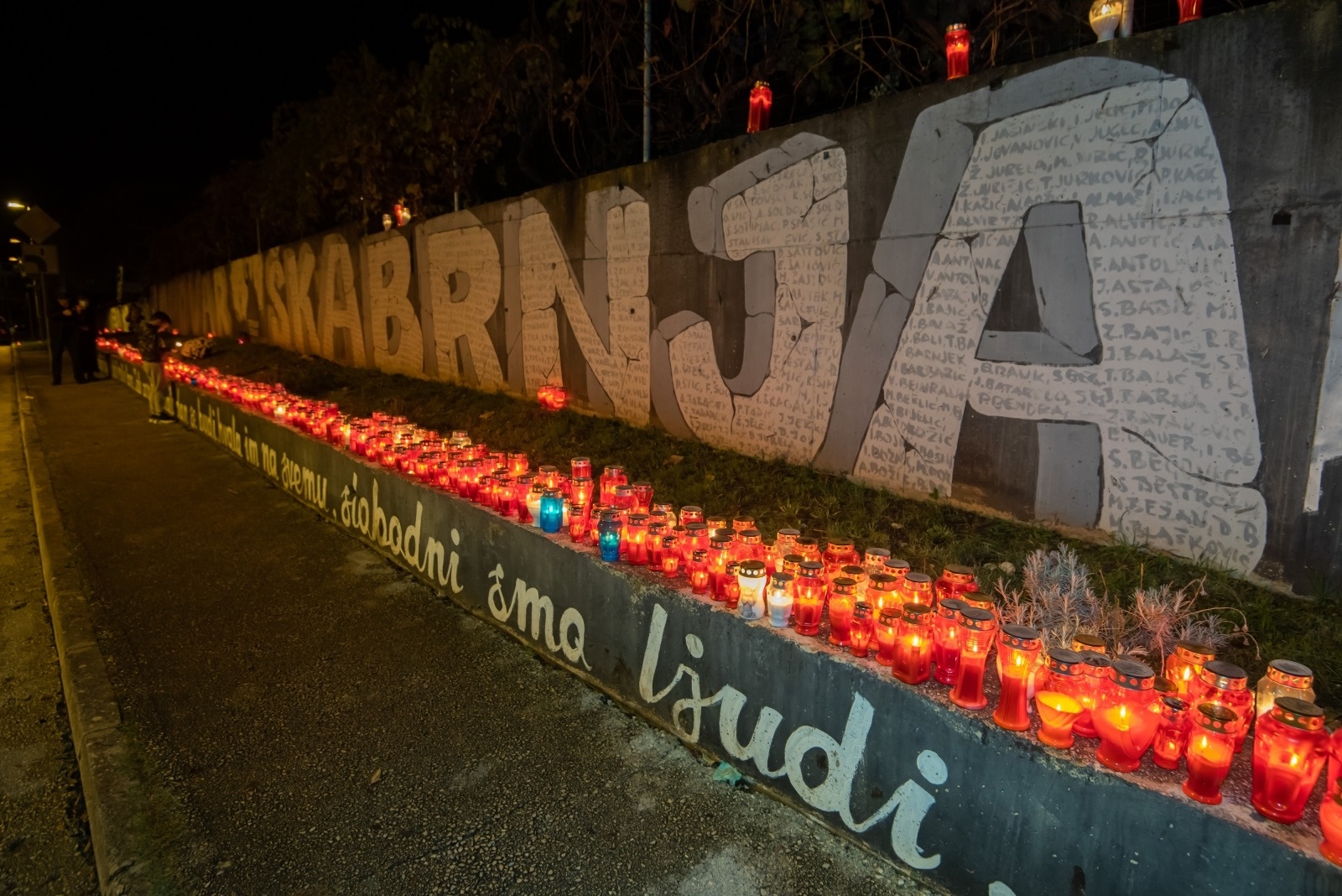 17.11.2020., Zadar - Gradjani su zapalili svijece u Vukovarskoj ulici u spomen na Dan sjecanja na zrtvu Vukovara i Skabrnje u Domovinskom ratu. 
Photo: Dino Stanin/PIXSELL