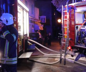 19.04.2021., Trogir - U samom sredistu starog dijela Trogira izbio pozar u potkrovlju kuce. Svi rasplozivi vatrogasci su na terenu. 

Photo: Ivo Cagalj/PIXSELL