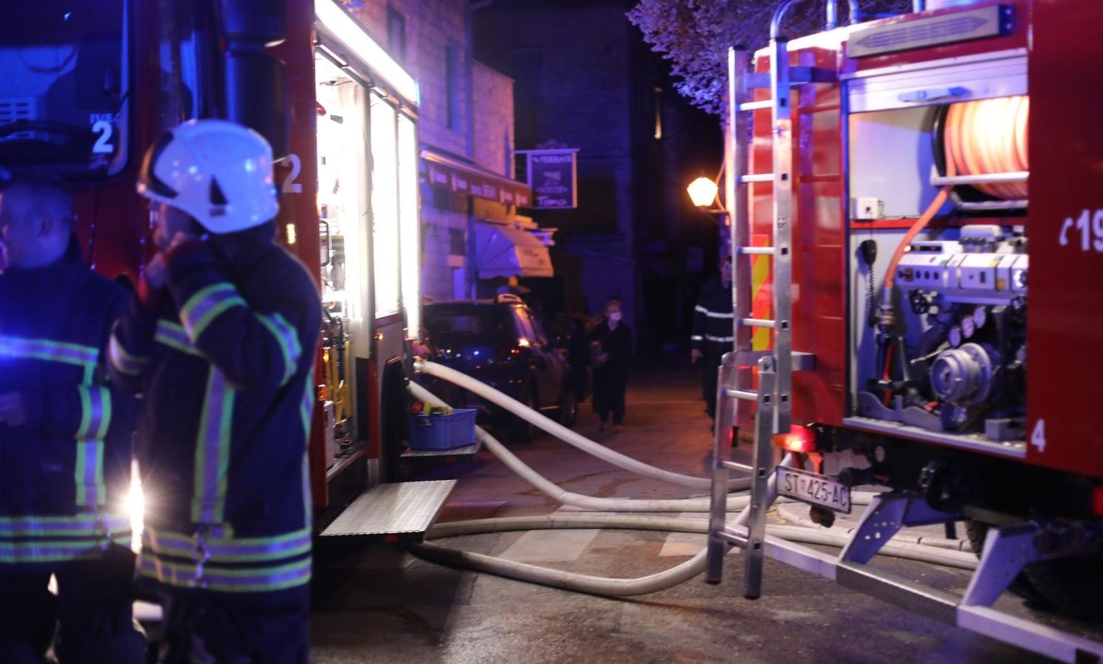 19.04.2021., Trogir - U samom sredistu starog dijela Trogira izbio pozar u potkrovlju kuce. Svi rasplozivi vatrogasci su na terenu. 

Photo: Ivo Cagalj/PIXSELL
