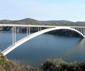 25.01.2018., Sibenik -
Sibenski most dugacak je 390 i visok 40 metara jednolucni je most koji premoscuje sibenski zaljev.
Photo: Dusko Jaramaz/PIXSELL