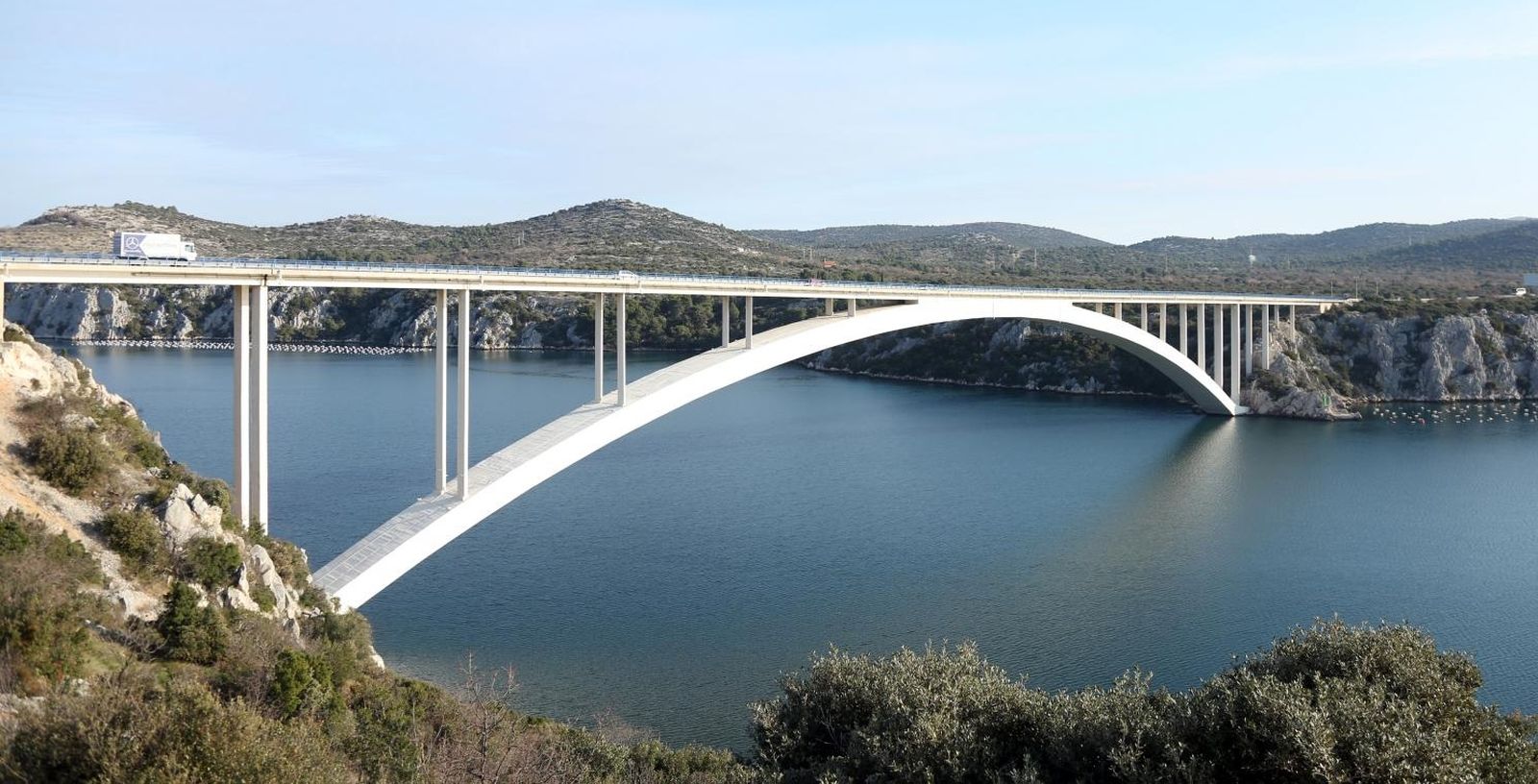 25.01.2018., Sibenik -
Sibenski most dugacak je 390 i visok 40 metara jednolucni je most koji premoscuje sibenski zaljev.
Photo: Dusko Jaramaz/PIXSELL