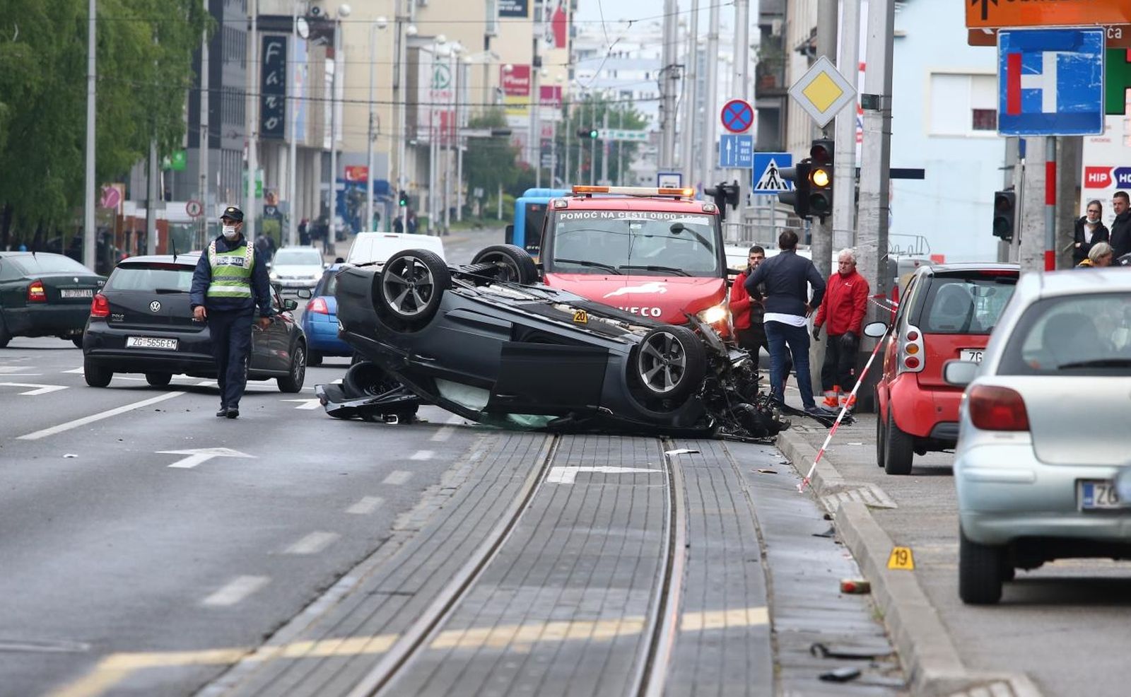 26.04.2021., Zagreb - Prometna nesreca na Aveniji Dubrava gdje je vozac osobnog automobila izgubio kontrolu nad vozilom, udario u nekoliko parkiranih vozila te se prevrnuo na krov. Photo: Matija Habljak/PIXSELL