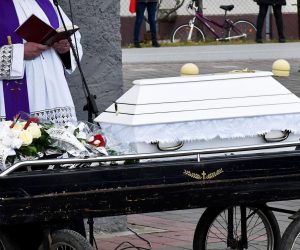 08.04.2021., Nova Gradiska - Pogreb 2.5-godisnje djevojcice Nikoll na gradskom groblju u Novoj Gradiski. Photo: Ivica Galovic/PIXSELL