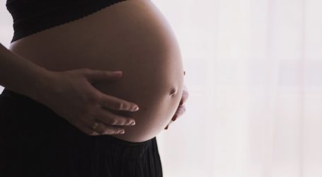 Britanski znanstvenici: Trudnice i bebe s covidom-19 imaju veći rizik od razvoja komplikacija