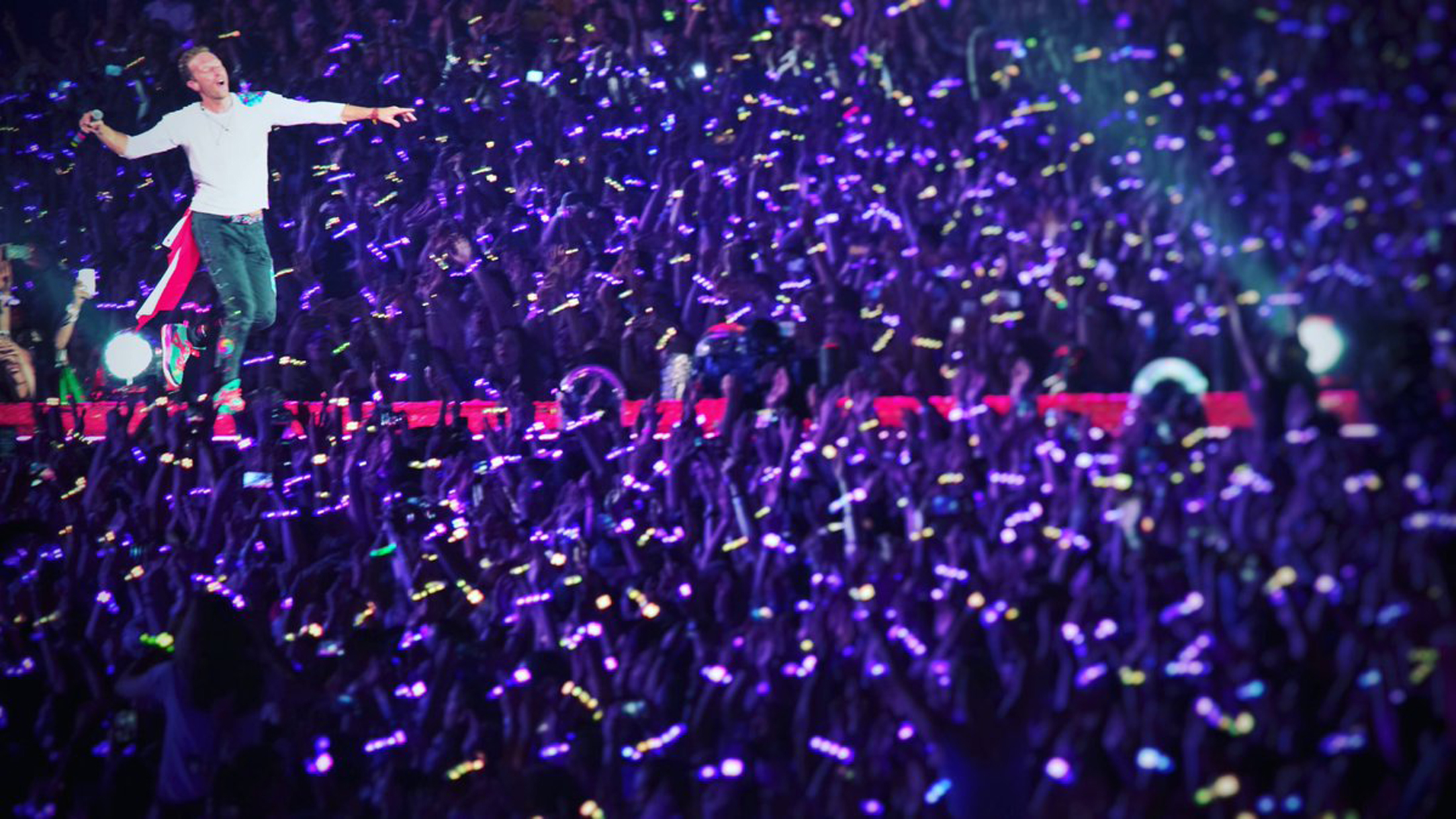 Xylobands LED wristbands lighting up COLDPLAY on tour