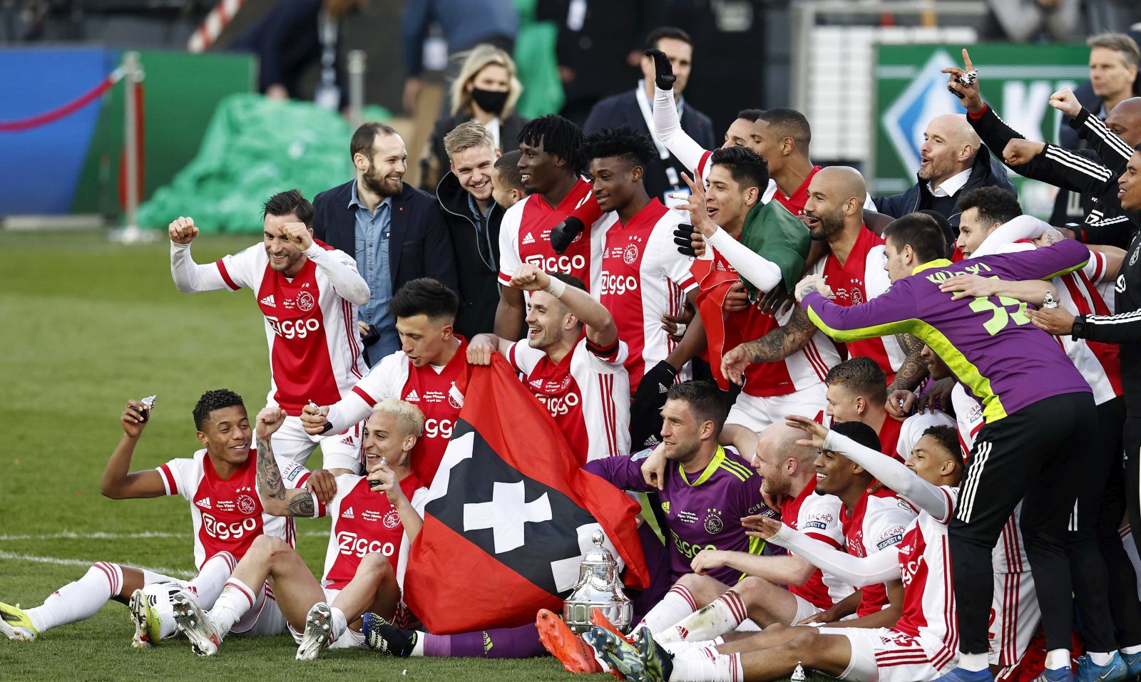 epa09144205 Players of Ajax celebrate after winning the Toto KNVB cup final match between Ajax Amsterdam and Vitesse Arnhem in Rotterdam, The Netherlands, 18 April 2021.  EPA/MAURICE VAN STEEN