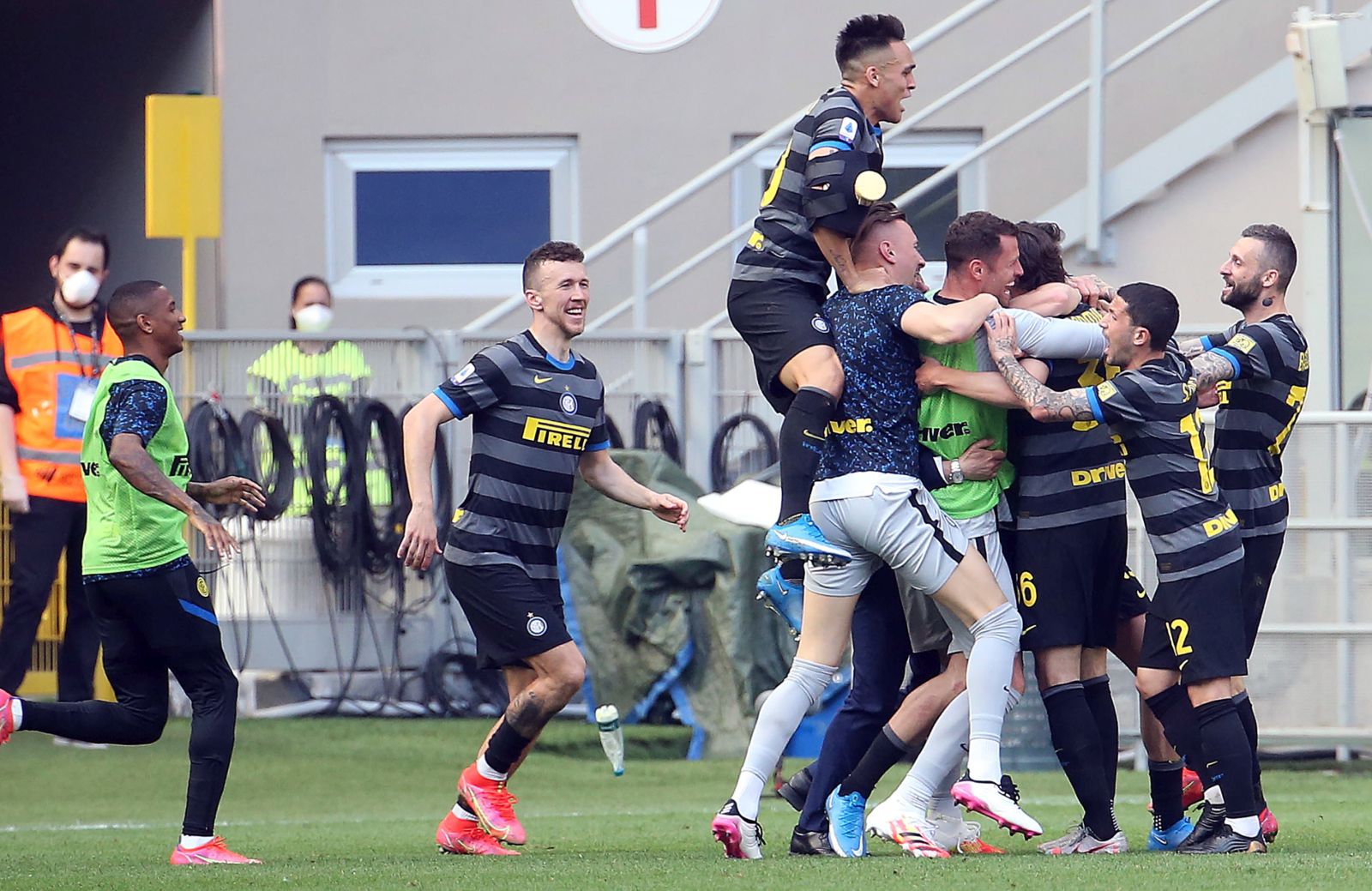 epa09158809 Inter players celebrate their 1-0 lead during the Italian Serie A soccer match between Inter Milan and Hellas Verona at Giuseppe Meazza stadium in Milan, Italy, 25 April 2021.  EPA/MATTEO BAZZI