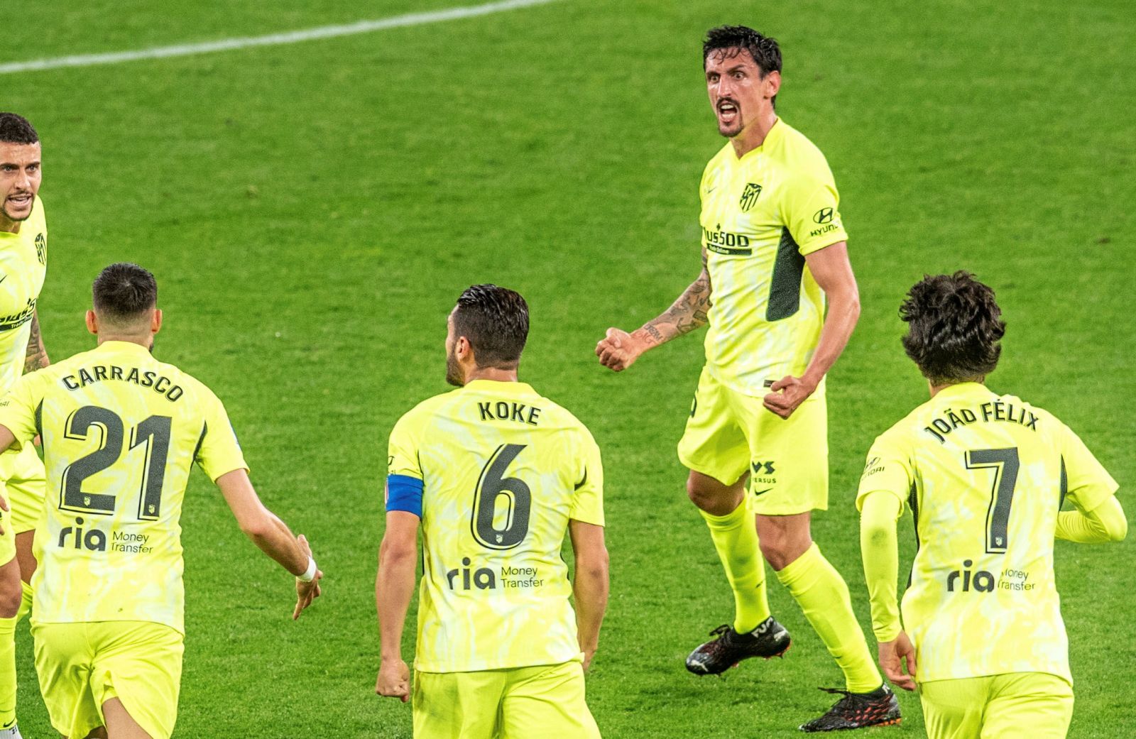 epa09159514 Atletico's defender Stefan Savic (2-R) celebrates with his teammates after scoring the 1-1 tie during the Spanish LaLiga soccer match between Athletic Club and Atletico de Madrid at San Mames stadium in Bilbao, Basque Country, Spain, 25 April 2021.  EPA/Javier Zorrilla
