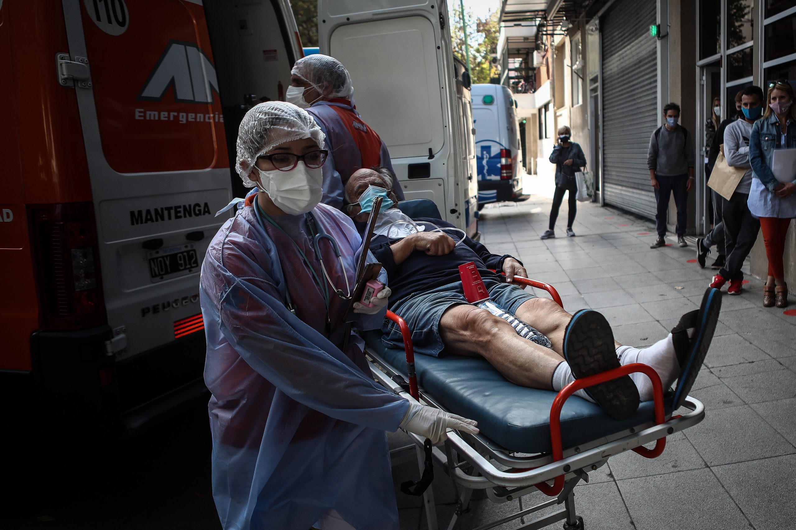 epa09162406 Paramedics admit a covid-19 patient to a hospital in Buenos Aires, Argentina, 26 April 2021. The South American country begins to feel the consequences of the second wave of the pandemic with cases tripling in just one month.  EPA/Juan Ignacio Roncoroni