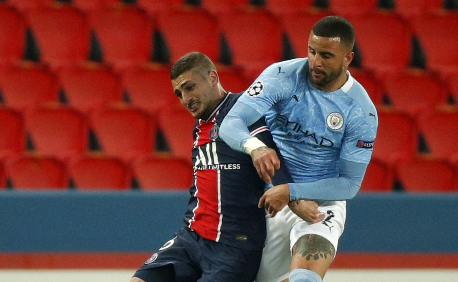 epa09165943 Paris Saint Germain's Marco Verratti (L) and Manchester City's Kyle Walker (R) in action during the UEFA Champions League semi final, first leg soccer match between PSG and Manchester City at the Parc des Princes stadium in Paris, France, 28 April 2021.  EPA/YOAN VALAT
