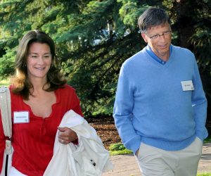 epa09176369 (FILE) - Bill Gates (R), Chairman of Microsoft,  and his wife Melinda (L) attend the fourth day of Allen and Company's 27th Annual Media and Technology Conference in Sun Valley Idaho, USA, 10 July 2009 (reissued 03 May 2021). Bill and Melinda Gates are splitting up after 27 years of marriage, Bill Gates announced on 03 May 2021 in a tweet.  EPA/PETER FOLEY *** Local Caption *** 01790573