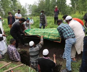epa09177007 Relative and neighbours bury the body of a man, who died of COVID-19 coronavirus, during his funeral at a graveyard in Srinagar, the summer capital of Indian Kashmir, 04 May 2021. At least 23 people died after contracting COVID-19 in Jammu and Kashmir since last evening, officials said on 04 May. In view of surge in Covid cases and deaths, the authorities have extended the lockdown till 0700 hours from 06 May 2021 on. According to the Indian Ministry of Health, India recorded 357,229 fresh COVID-19 cases in the last 24 hours.  EPA/FAROOQ KHAN