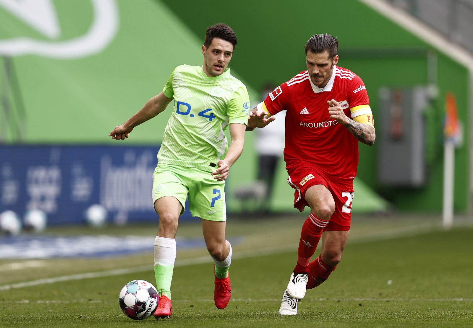epa09185278 Josip Brekalo (L) of VfL Wolfsburg is put under pressure by Christopher Trimmel of 1.FC Union Berlin during the German Bundesliga match between VfL Wolfsburg and 1. FC Union Berlin at Volkswagen Arena in Wolfsburg, Germany, 08 May 2021.  EPA/MAJA HITIJ / POOL CONDITIONS - ATTENTION:  The DFB regulations prohibit any use of photographs as image sequences and/or quasi-video.