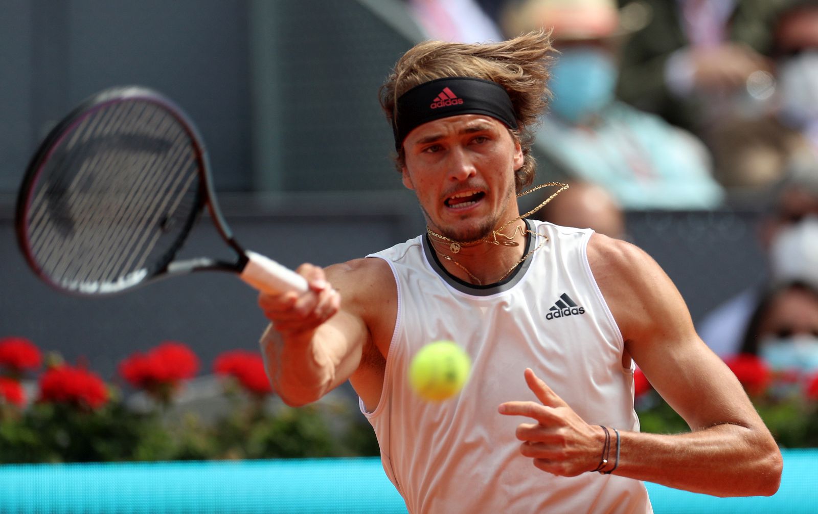 epa09185380 Alexander Zverev of Germany in action against Dominic Thiem of Austria during their semi final match at the Mutua Madrid Open tennis tournament in Madrid, Spain, 08 May 2021.  EPA/CHEMA MOYA