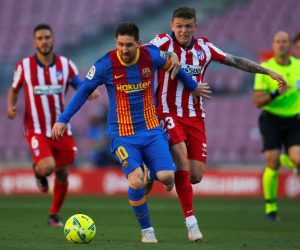 epa09185704 FC Barcelona's Argentinian striker Leo Messi (L) vies for the ball against Atletico's defender Kieran Trippier (R) during the Spanish LaLiga soccer match between FC Barcelona and Atletico de Madrid at Camp Nou stadium in Barcelona, Catalonia, Spain, 08 May 2021.  EPA/Enric Fontcuberta