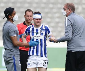 epa09188035 Hertha's Maximilian Mittelstaedt (C) receives medical during the German Bundesliga soccer match between Hertha BSC and  Arminia Bielefeld in Berlin, Germany, 09 May 2021.  EPA/FILIP SINGER / POOL CONDITIONS - ATTENTION: The DFL regulations prohibit any use of photographs as image sequences and/or quasi-video.