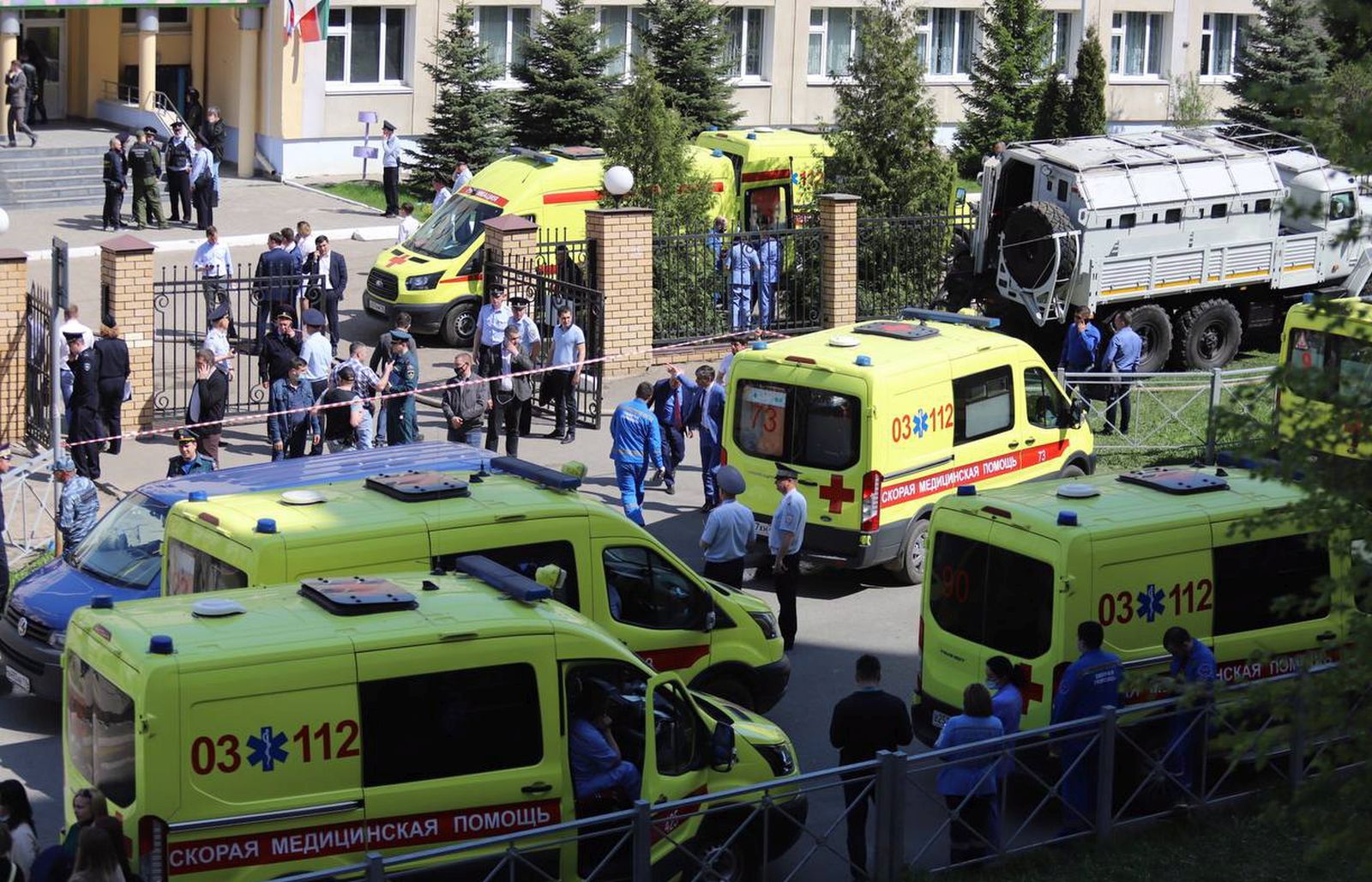 epa09190826 Ambulances and police cars gather outside a school in the aftermath of a shooting, in Kazan, Russia, 11 May 2011. The state news media reported that at least 11 people were killed in the shooting at the school.  EPA/Anton Raykhshtat