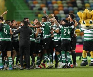 epa09192547 Sporting Lisbon's players celebrate the Portuguese First League title after defeating Boavista FC in their match held at Alvalade Stadium, Lisbon, Portugal 11 May 2021.  EPA/ANTONIO COTRIM