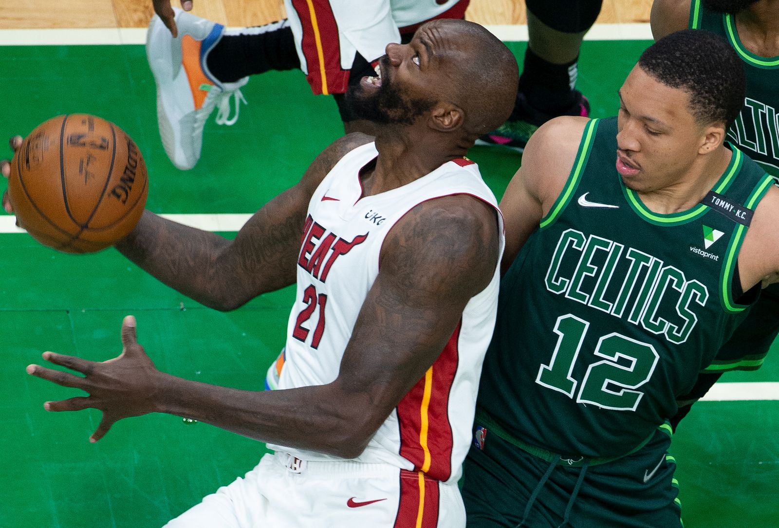 epa09192834 Miami Heat center Dewayne Dedmon (L) looks to shoot under the basket as Boston Celtics forward Grant Williams (R) defends during the fourth quarter of the NBA basketball game between the Miami Heat and Boston Celtics at the TD Garden in Boston, Massachusetts, USA, 11 May 2021.  EPA/CJ GUNTHER SHUTTERSTOCK OUT