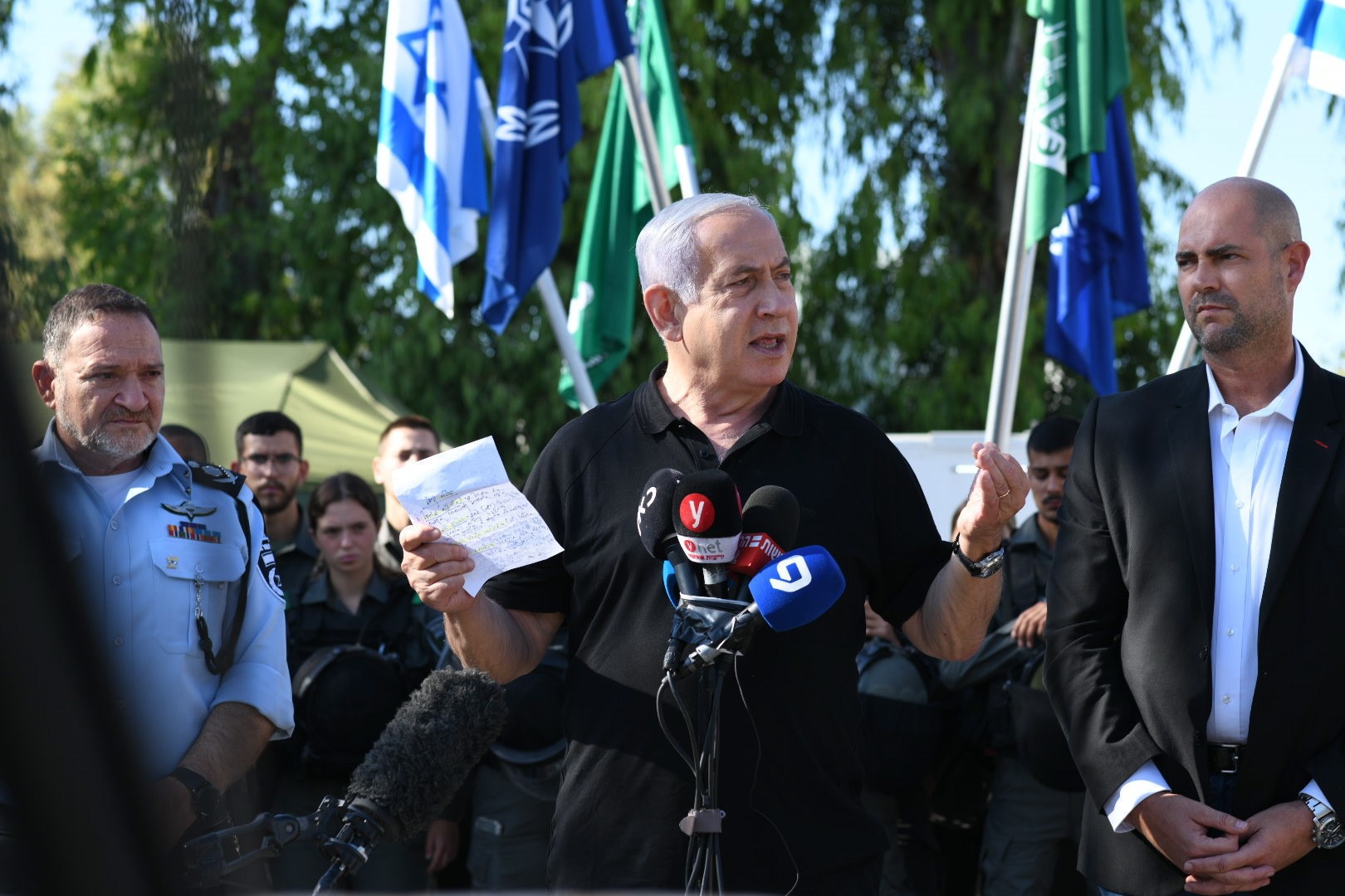 epa09197056 Israeli Prime Minister Benjamin Netanyahu (C) delivers a speech as he meets with Israeli border police, after a wave of violence in the city between Arab and Jewish in the Israeli city of Lod, near Tel Aviv, Israel, 13 May 2021.  EPA/YUVAL CHEN / POOL