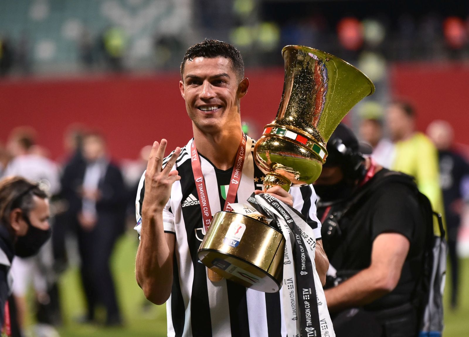 epa09213947 Cristiano Ronaldo of Juventus celebrates with the trophy at the end of the Italian Cup final soccer match between Atalanta BC and Juventus FC at Mapei Stadium in Reggio Emilia, Italy, 19 May 2021.  EPA/PAOLO MAGNI