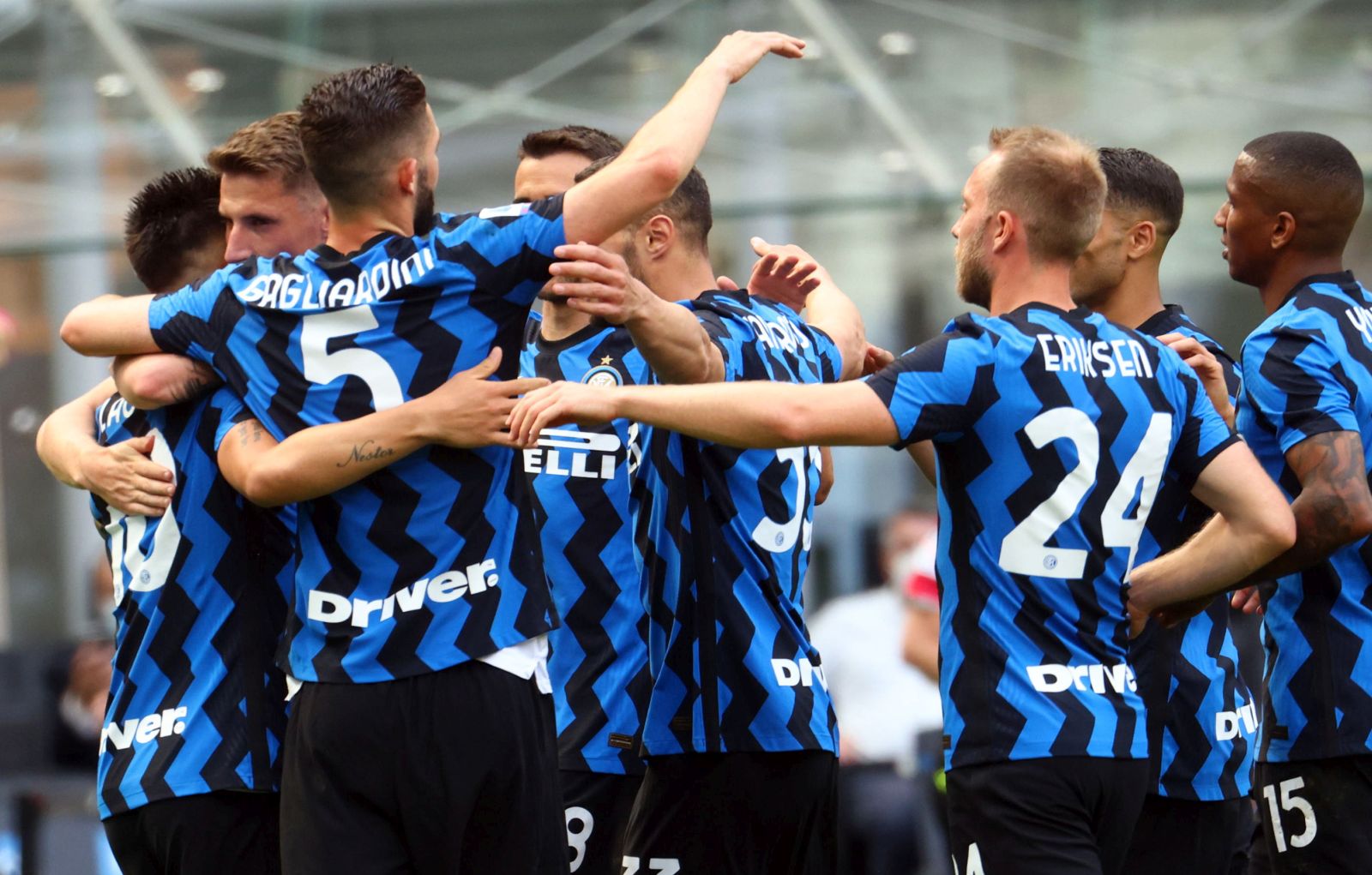 epa09222633 Inter Milan’s Lautaro Martinez (L) jubilates with his teammates after scoring the 3-0 goal during the Italian Serie A soccer match between FC Inter and Udinese at Giuseppe Meazza stadium in Milan, Italy, 23 May 2021.  EPA/MATTEO BAZZI