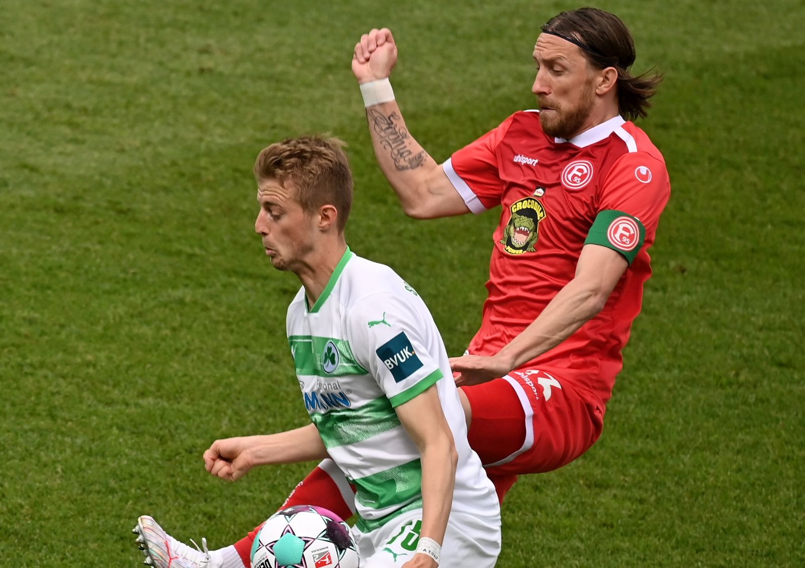 epa09222584 Fuert's Sebastian Ernst (L) and Duesseldorf's Adam Bodzek (R) in action during the German Bundesliga Second Division soccer match between SpVgg Greuther Fuerth and Fortuna Duesseldorf in Fuerth, Germany, 23 May 2021.  EPA/PHILIPP GUELLAND CONDITIONS - ATTENTION: The DFL regulations prohibit any use of photographs as image sequences and/or quasi-video.