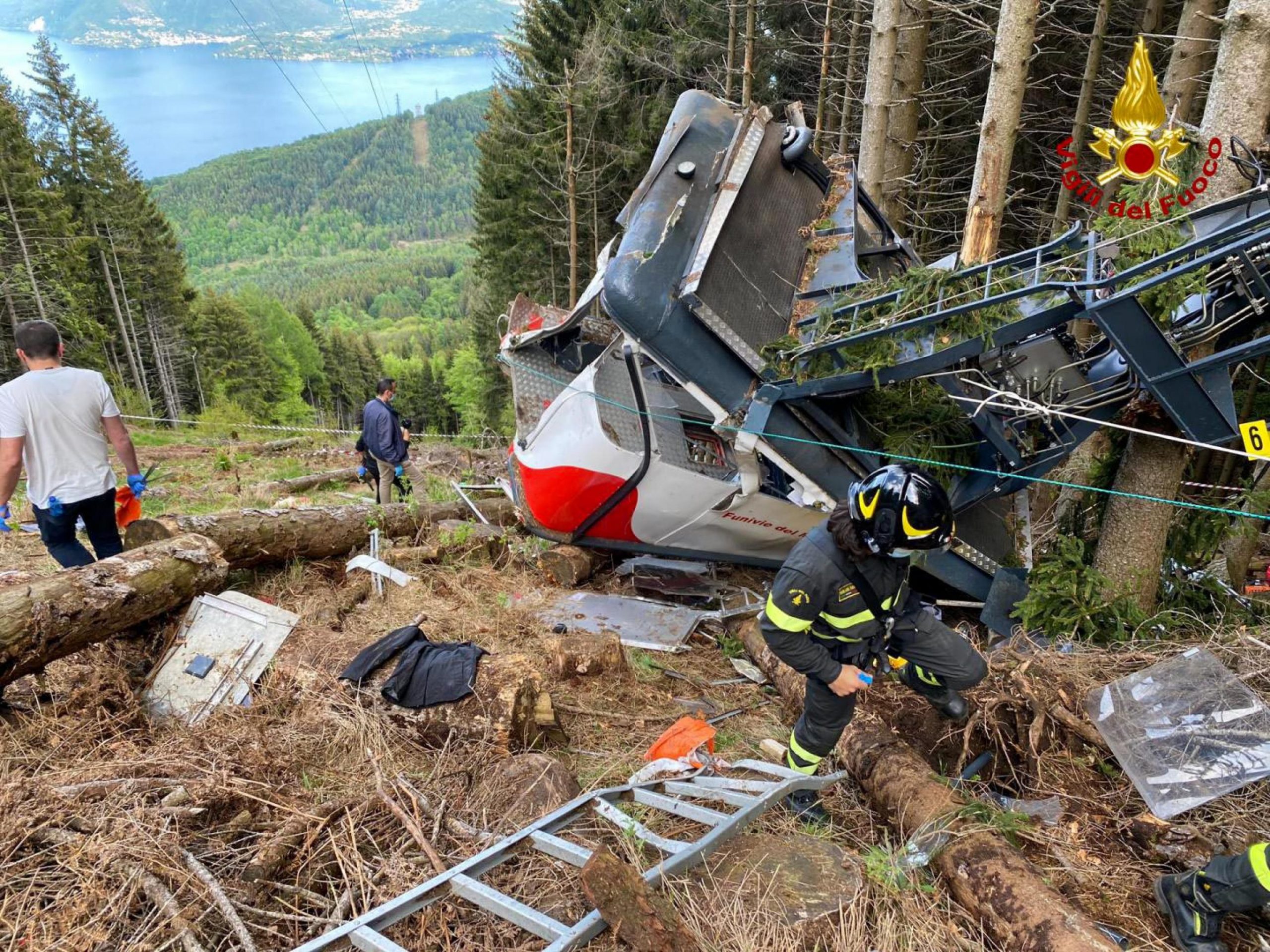 epa09223878 A handout photo made available by Italian Fire and Rescue Service shows Rescuers at work at the area of the cable car accident, near Lake Maggiore, northern Italy, 23 May 2021. The cable car that connects Stresa with Mottarone has crashed, claiming 14 lives, according to the latest toll. The accident has been caused by the failure of a rope, in the highest part of the route which, starting from Lake Maggiore reaches an altitude of 1,491 meters.  EPA/ITALIAN FIRE AND RESCUE SERVICE / HANDOUT  HANDOUT EDITORIAL USE ONLY/NO SALES