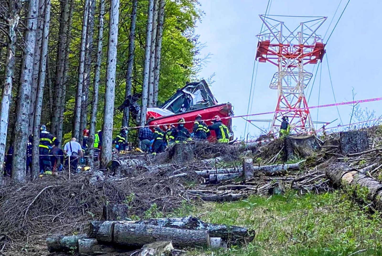 epa09223876 A handout photo made available by Italian Fire and Rescue Service shows Rescuers at work at the area of the cable car accident, near Lake Maggiore, northern Italy, 23 May 2021. The cable car that connects Stresa with Mottarone has crashed, claiming 14 lives, according to the latest toll. The accident has been caused by the failure of a rope, in the highest part of the route which, starting from Lake Maggiore reaches an altitude of 1,491 meters.  EPA/ITALIAN FIRE AND RESCUE SERVICE / HANDOUT  HANDOUT EDITORIAL USE ONLY/NO SALES