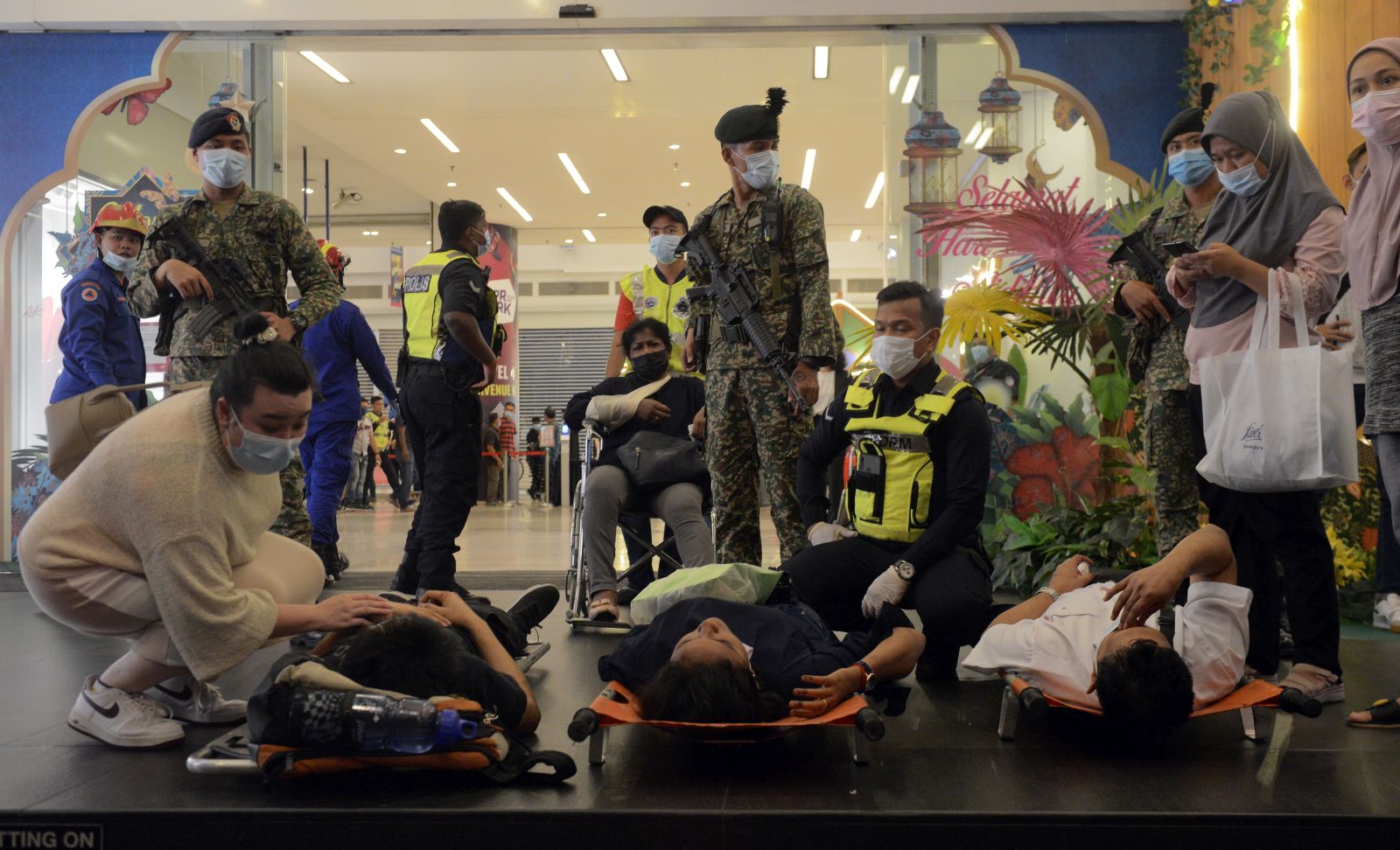 epa09225538 Rescue personnel help injured passengers at KLCC station after an accident involving Kuala Lumpur Light Rail Transit (LRT) trains in Kuala Lumpur, Malaysia, 24 May 2021. More than 230 people were injured after two LRT trains collided in a tunnel in Kuala Lumpur.  EPA/STR MALAYSIA OUT