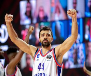 epa09233953 Krunoslav Simon of Anadolu Efes Istanbul celebrates after winning the EuroLeague basketball semifinal match between CSKA Moscow and Anadolu Efes Istanbul in Cologne, Germany, 28 May 2021.  EPA/FRIEDEMANN VOGEL