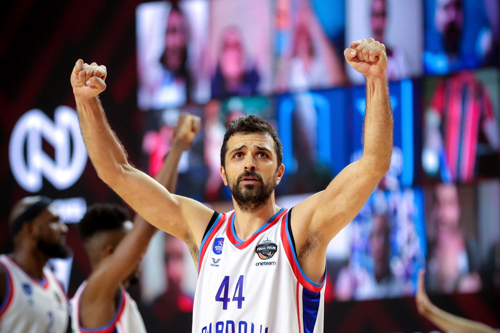 epa09233953 Krunoslav Simon of Anadolu Efes Istanbul celebrates after winning the EuroLeague basketball semifinal match between CSKA Moscow and Anadolu Efes Istanbul in Cologne, Germany, 28 May 2021.  EPA/FRIEDEMANN VOGEL
