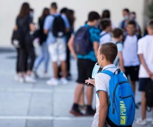 07.09.2020., Split - Prvi je dan nove skolske godine u splitskom skolama.Djeca s maskama stizu u skolu.
Photo: Milan Sabic/PIXSELL