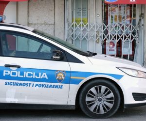 07.11.2020.,Sibenik-Policija cuva trgovinu prehrambenom robom u koju je nocas provaljeno.
Photo: Dusko Jaramaz/PIXSELL