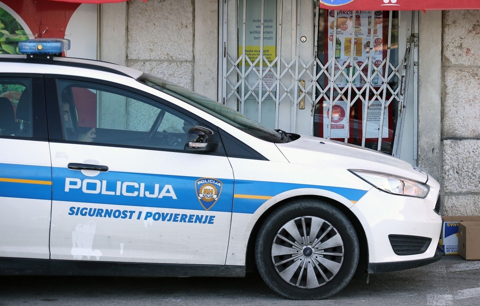 07.11.2020.,Sibenik-Policija cuva trgovinu prehrambenom robom u koju je nocas provaljeno.
Photo: Dusko Jaramaz/PIXSELL