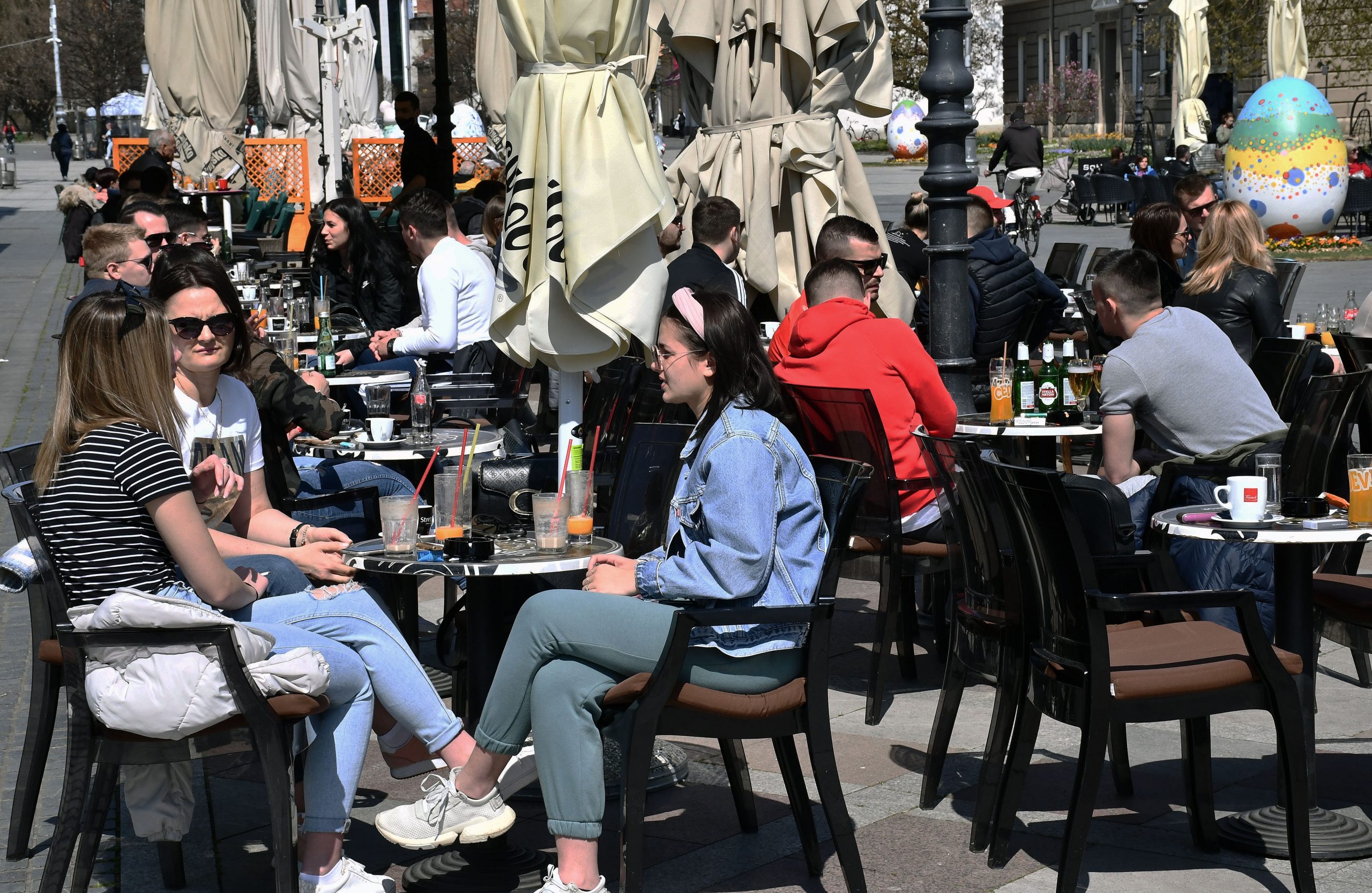 09.04.2021., Slavonski Brod - Terase kafica u sredistu grada popunjene su gotovo do zadnjeg slobodnog mjesta.
Photo: Ivica Galovic/PIXSELL