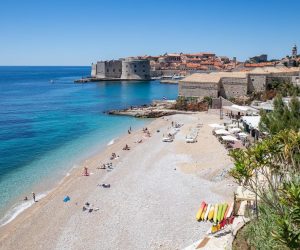 09.05.2021,, Plaza Banje, Dubrovnik - Pravi ljetni dan u Dubrovniku izmamio kupace na najpoznatiju dubrovacku plazu.
Photo: Grgo Jelavic/PIXSELL