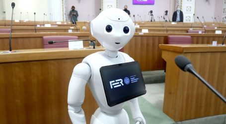 Jandroković se na ‘Konferenciji o budućnosti Europe’ ‘posvađao’ s robotom Pepperom