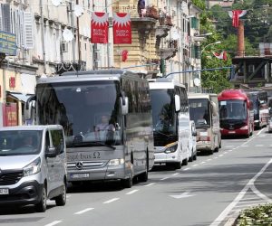 14.05.2020., Rijeka - Prosvjed povremenih prijevoznika autobusa. Kolona vozila u pratnji policije prosla je centrom grada uz trubljenje sirenama.
Photo: Goran Kovacic/PIXSELL