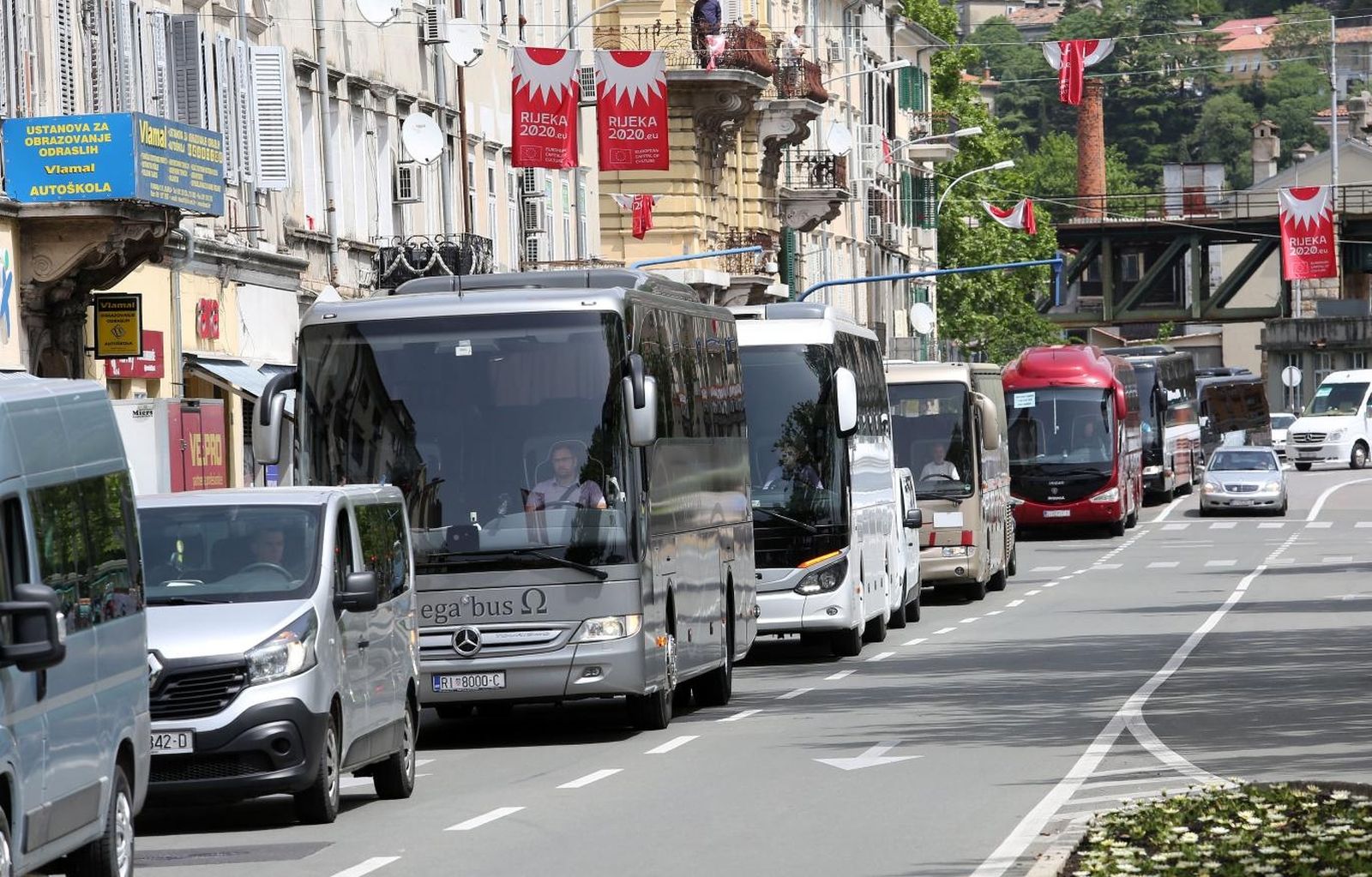 14.05.2020., Rijeka - Prosvjed povremenih prijevoznika autobusa. Kolona vozila u pratnji policije prosla je centrom grada uz trubljenje sirenama.
Photo: Goran Kovacic/PIXSELL
