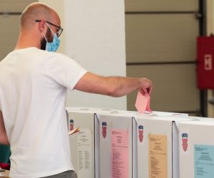 16.05.2021., Osijek -  Gradjani na biralistima glasuju za svoje kandidate na lokalnim izborima. Photo: Dubravka Petric/PIXSELL