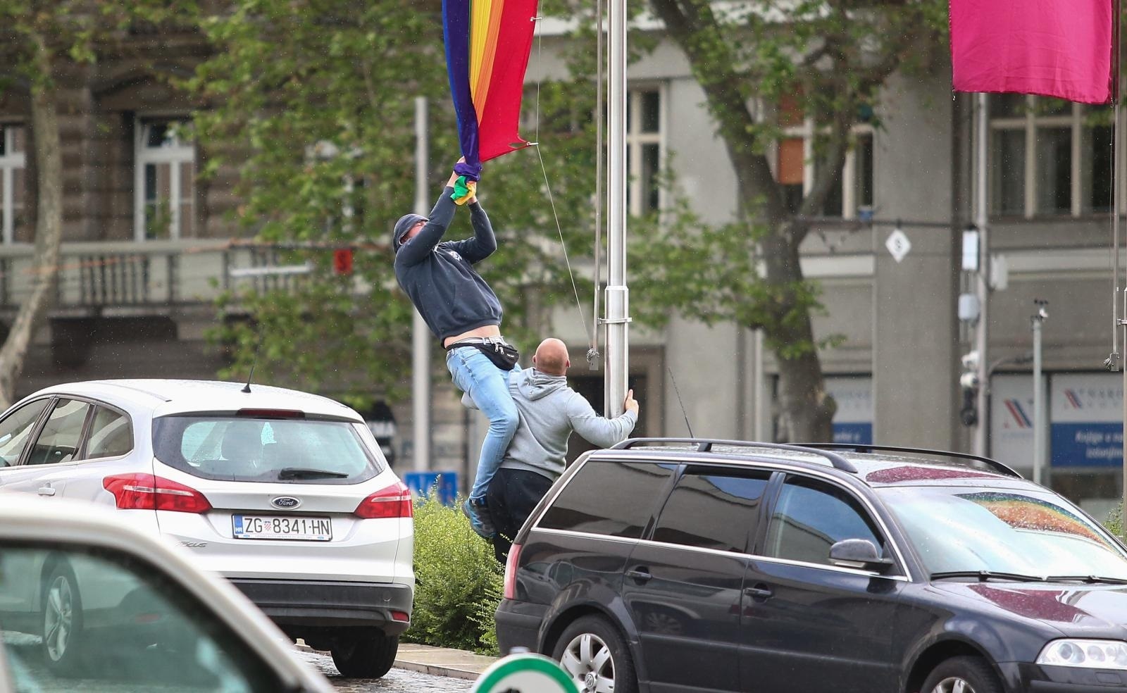 17.05.2021., Zagreb - Dvije muske osobe trgale zastavu duginih boja ispred HDLU-a.
Photo: Matija Habljak/PIXSELL