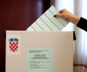 18.10.2020., Knin - Otvorena su glasacka mjesta na kojima se glasuje na prijevremenim izborima za zamjenika zupana Sibensko-kninske zupanije, iz redova pripadnika srpske nacionalne manjine.
Photo: Dusko Jaramaz/PIXSELL